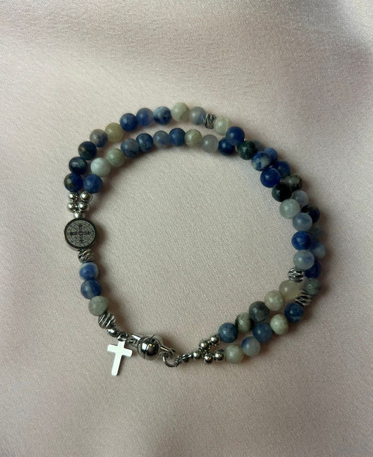 Bracelet-chapelet miniature, sodalite et plaqué or, modèle mixte The Delicate Rosary