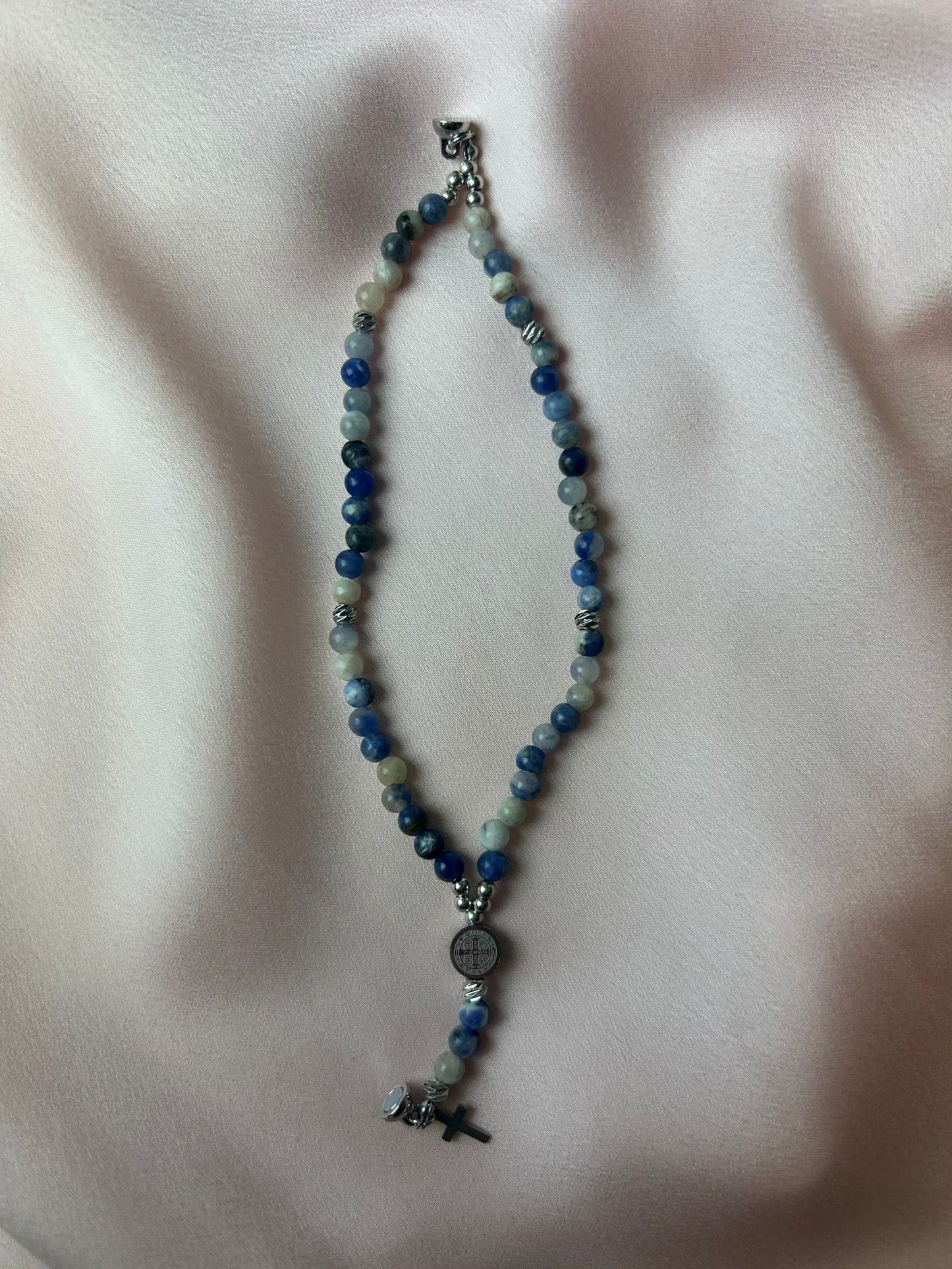 Bracelet-chapelet miniature, sodalite et plaqué or, modèle mixte The Delicate Rosary