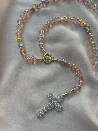 Chapelet doré avec perles rondes à facettes roses The Delicate Rosary