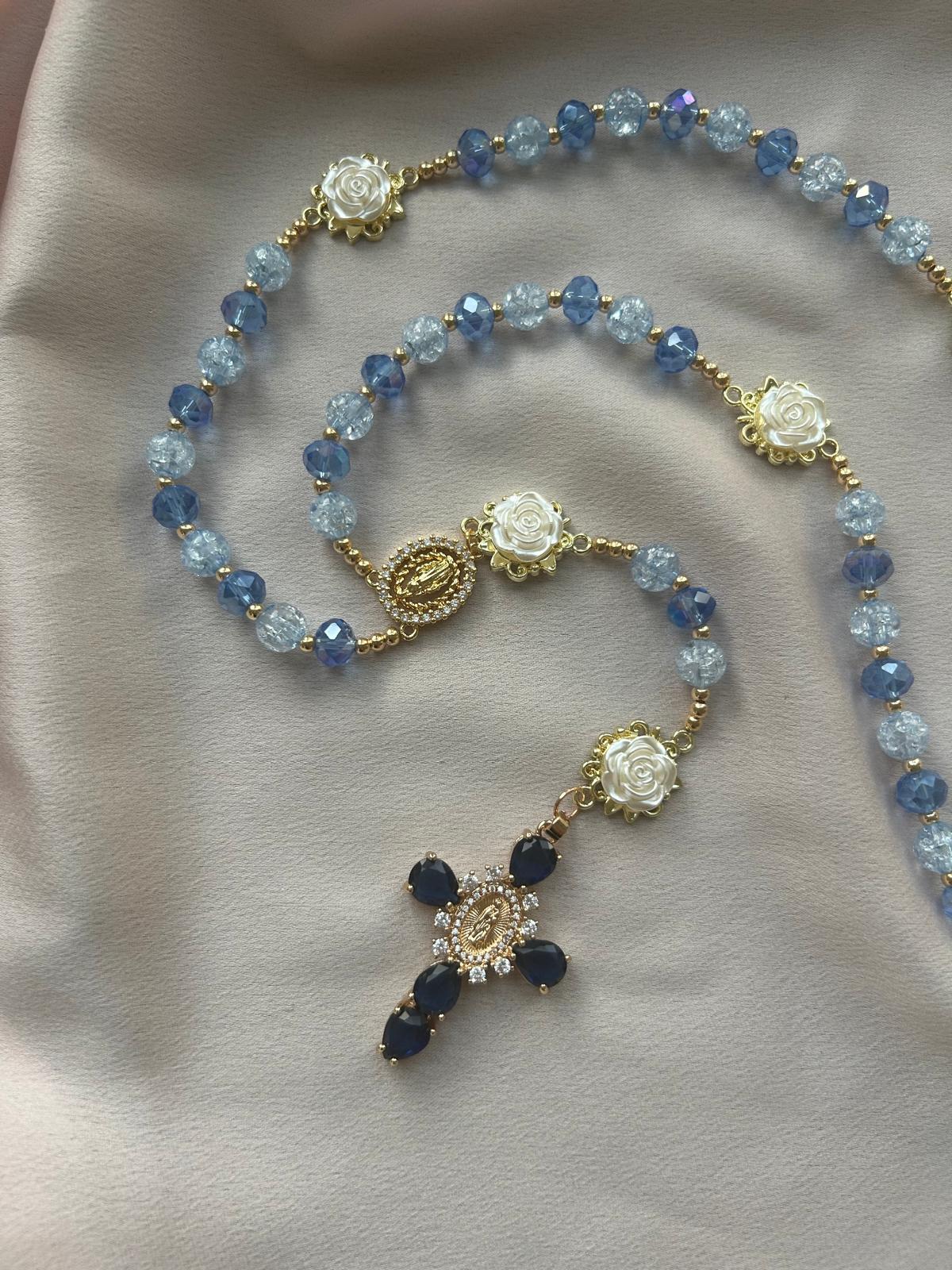 Chapelet doré aux deux teintes de bleu et fleurs blanches en résine The Delicate Rosary