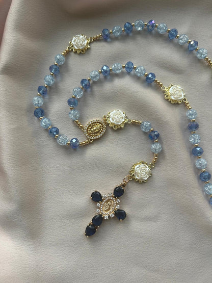 Chapelet doré aux deux teintes de bleu et fleurs blanches en résine The Delicate Rosary