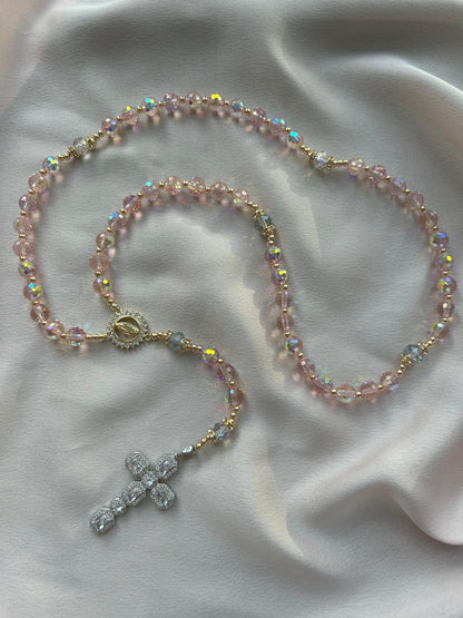 Chapelet doré avec perles rondes à facettes roses The Delicate Rosary