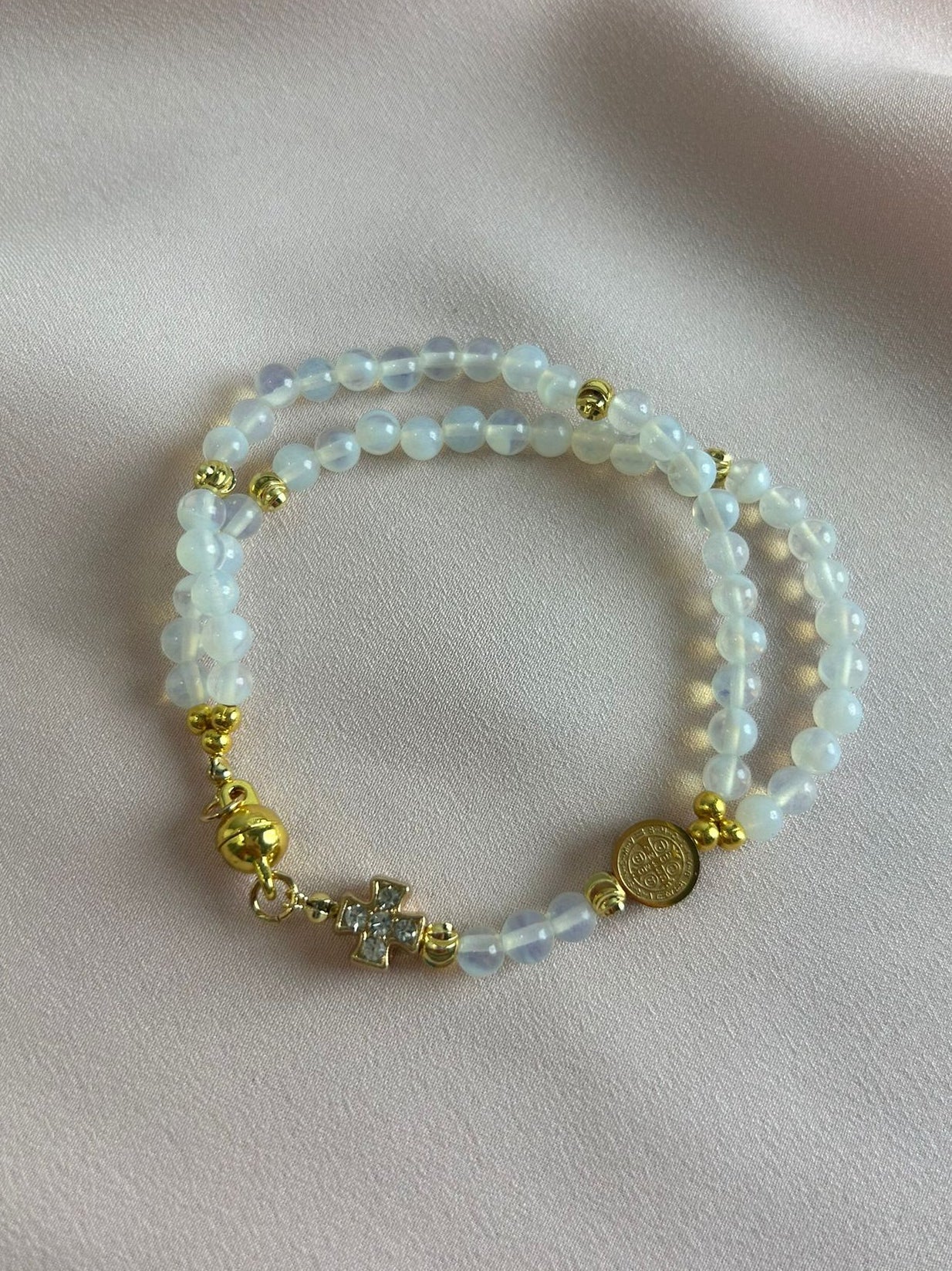 Bracelet-chapelet miniature, pierre de lune et plaqué or The Delicate Rosary