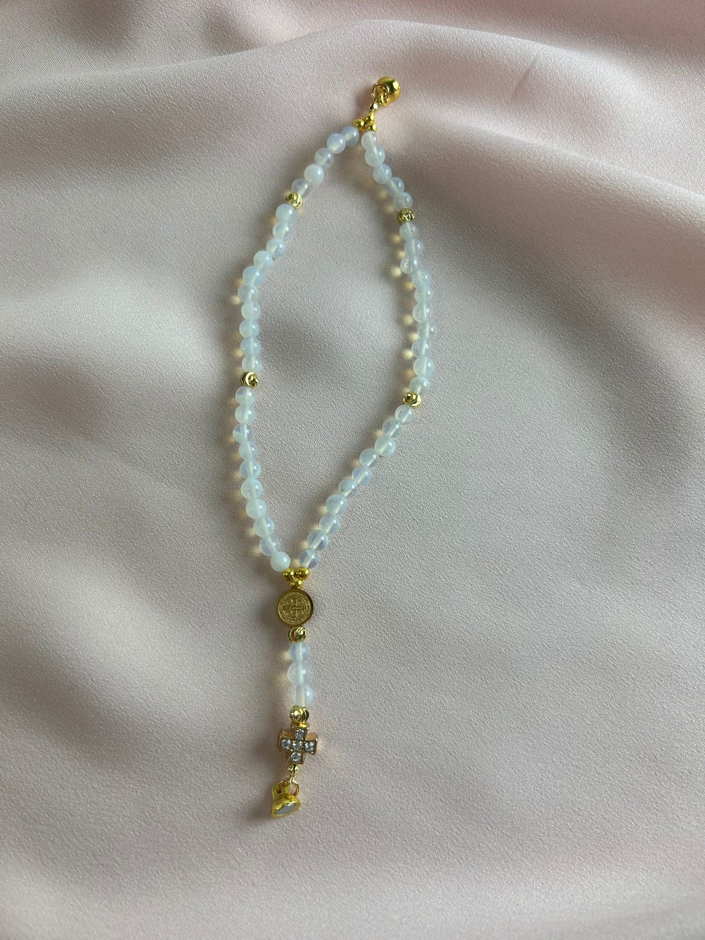 Bracelet-chapelet miniature, pierre de lune et plaqué or The Delicate Rosary